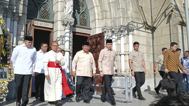 Presiden RI Prabowo Subianto usai melayat Uskup Emeritus Keuskupan Agung Kupang, Nusa Tenggara Timur (NTT), Mgr. Petrus Turang, Pr di Gereja Katedral, Jakarta Pusat, Jumat (4/4/2025). Foto: Zamachsyari/kumparan