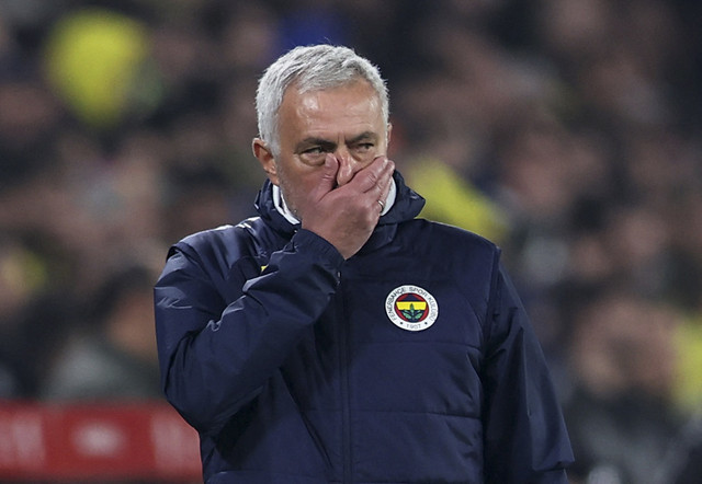 Pelatih Fenerbahce Jose Mourinho menyampaikan intruksi kepada pemainnya pada pertandingan Liga Turki di Sukru Saracoglu, Istanbul, Turki, Rabu (3/4/2025). Foto: Umit Bektas/Reuters