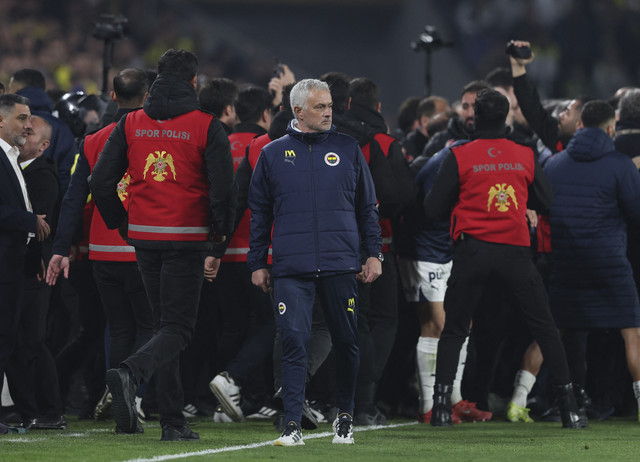 Pelatih Fenerbache Jose Mourinho bereaksi saat pemain Fenerbache dan Galatasaray bertikai pada pertandingan Liga Turki di Sukru Saracoglu, Istanbul, Turki, Rabu (3/4/2025). Foto: Umit Bektas/Reuters