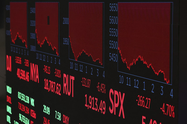 Layar menampilkan pergerakan saham di New York Stock Exchange (NYSE), New York, Amerika Serikat, Kamis (3/4/2025). Foto: Brendan McDermid/Reuters