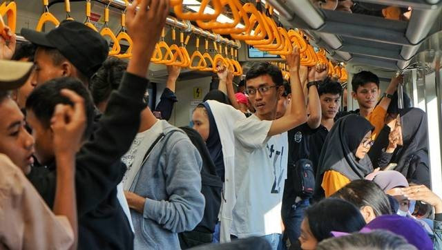Para penumpang yang memadati gerbong kereta LRT Sumsel Foto: abp/Urban Id