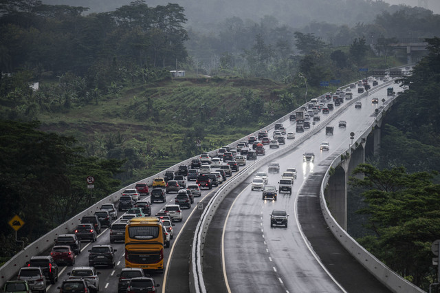 Sejumlah kendaraan (lajur kiri) melaju perlahan menuju arah Jakarta di Tol Trans Jawa ruas Semarang-Solo, Bawen, Kabupaten Semarang, Jawa Tengah. Foto: Aprillio Akbar/ANTARA FOTO