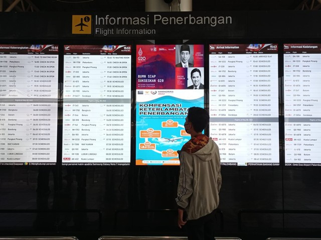 Info penerbangan di SMB II, Palembang. (Foto: Toriq Abdullah/Urban Id)