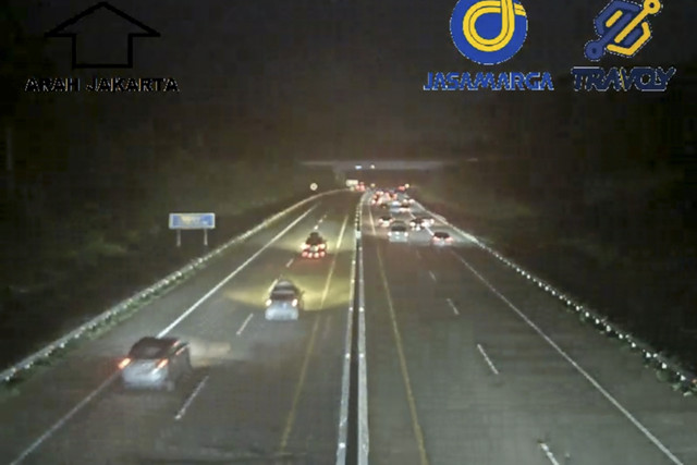 Arus lalu lintas di Gerbang Tol Kalikangkung, Jumat (4/4/2025) malam. Foto: Dok. CCTV Jasa Marga