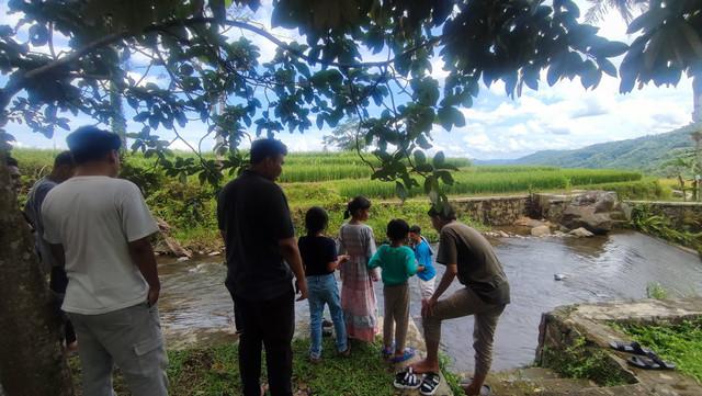 Momen para om menjaga ponakan yang akan main disungai (Foto: Dokumen Pribadi)