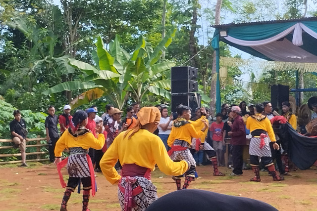 Para penari menampilkan tarian Kuda Lumping pada acara tersebut dan disaksikan oleh warga setempat. Desa Kalisalak, Banyumas, Jawa Tengah, Selasa (1/4/2025) Foto: Putri Tabah Maulina.