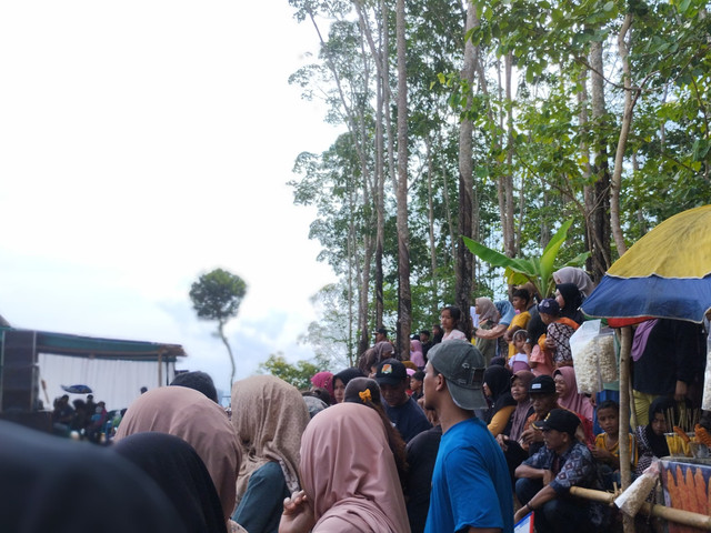 Antusiasme warga menyaksikan pertunjukan Kuda Lumping di area terbuka, dengan suasana alami di tengah pepohonan. Desa Kalisalak, Banyumas, Jawa Tengah, Selasa (1/4/2025) Foto: Putri Tabah Maulina.