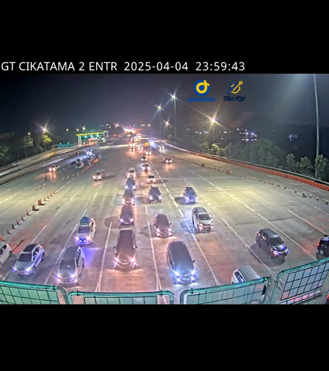 Arus lalu lintas di Tol Jakarta-Cikampek pada Sabtu (5/4) dini hari Foto: Dok. CCTV Travoy Jasa Marga