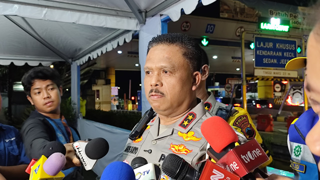Kakorlantas Polri Irjen Agus Suryonugroho di GT Banyumanik, Jawa Tengah, Jumat (4/4) malam.  Foto: Jonathan Devin/kumparan