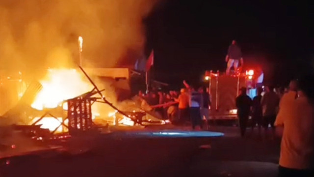 Pemadam kebakaran mencoba memadamkan api yang membakar Pasar Tradisional Lolak di Kabupaten Bolaang Mongondow (Bolmong), Sulawesi Utara.