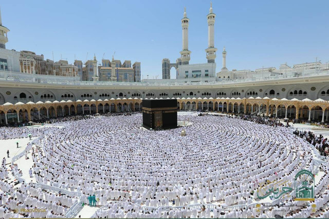 Salat Jumat di area mataf Masjidil Haram, Jumat (4/4/2025) di bawah suhu 38 derajat Celsius.. Untuk mencapai area ini, jemaah mesti datang awal. Foto: Dok Pragovsa