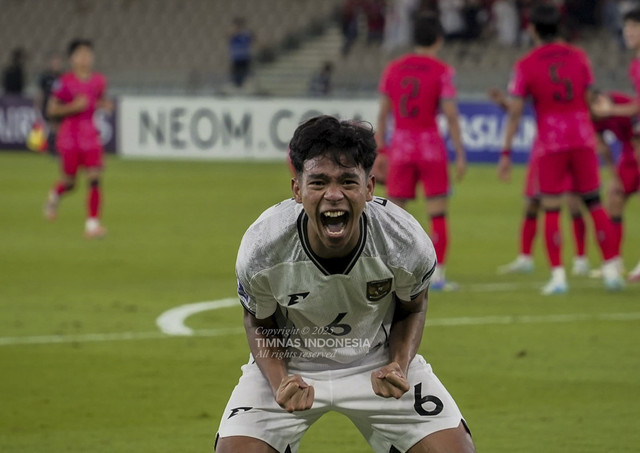 Pemain Timnas U-17 Evandra Florasta berselebrasi usai mencetak gol ke gawang Korea Selatan pada pertandingan Grup C Piala Asia U-17 2025 di Prince Abdullah Al-Faisal Stadium, Jeddah, Arab Saudi, Jumat (4/4/2025). Foto: Dok. PSSI