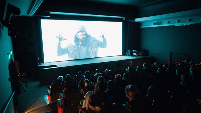 Menonton film horor (Foto: penulis)