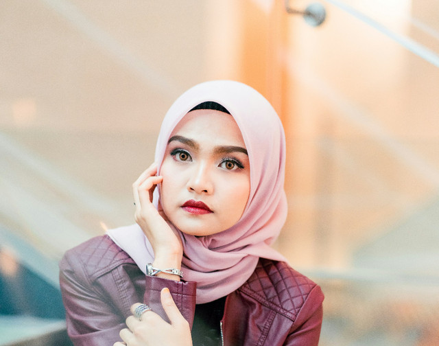Ilustrasi Gamis dusty pink cocok dengan jilbab warna apa? - Sumber: unsplash.com/@fzeo
