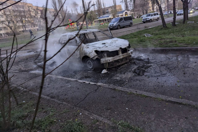 Pemandangan menunjukkan lokasi serangan rudal Rusia, di tengah serangan Rusia ke Ukraina, di Kryvyi Rih, Ukraina, Kamis (4//4/2025). Foto: Reuters