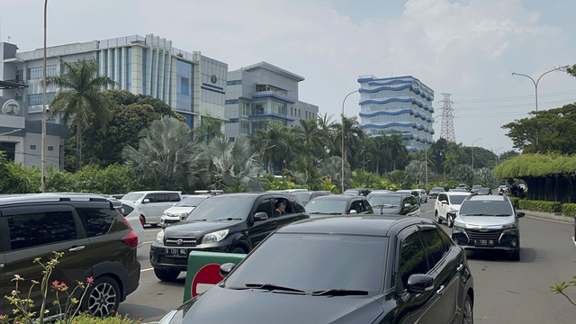 Sejumlah kendaraan berisi pengunjung antre masuk saat berwisata di Ancol, Jakarta, Sabtu (5/4/2025). Foto: Alya Zahra/kumparan