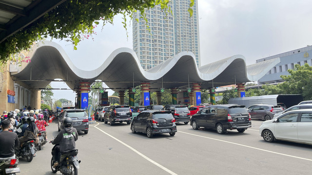 Sejumlah kendaraan berisi pengunjung antre masuk saat berwisata di Ancol, Jakarta, Sabtu (5/4/2025). Foto: Alya Zahra/kumparan 