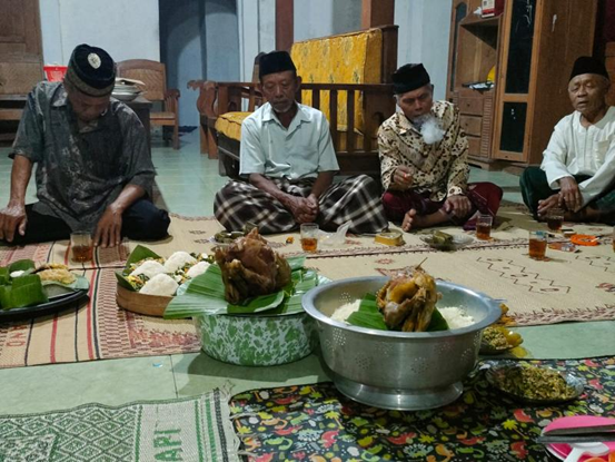 Ilustrasi acara dundunan di rumah salah satu warga (sumber: https://desawunung.gunungkidulkab.go.id/assets/files/artikel/sedang_1679382815WhatsApp%20Image%202023-03-21%20at%2013.23.07%20(2).jpeg)