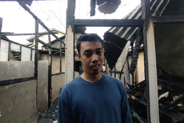 Dadan, korban kebakaran di Desa Limbung, Kubu Raya, menceritakan musibah yang menimpa keluarganya. Foto: Dok. Istimewa