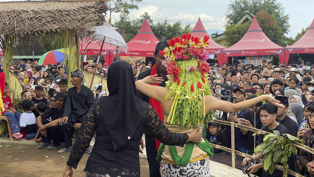 Sejumlah warga mengikuti Ritual Sakral Seblang Olehsari di Banyuwangi, Jawa Timur, Jumat (4/4/2025). Foto: kumparan