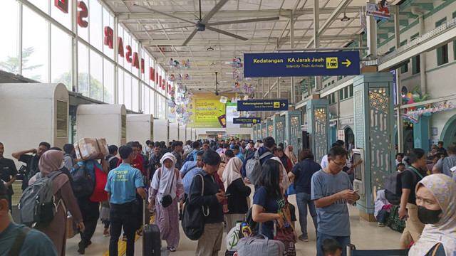 Suasana saat H+5 Lebaran di Stasiun Pasar Senen, Jakarta, Sabtu (5/4/2025). Foto: Zamachsyari/kumparan