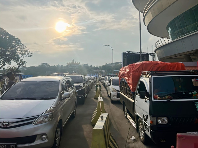 Kendaraan arus balik lebaran di pelabuhan Bakauheni, Lampung Selatan | Foto : Dok. Lampung Geh