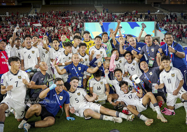 Sejumlah pemain dan ofisial Timnas Indonesia U-17 berselebrasi usai mengalahkan Korea Selatan pada pertandingan Piala Asia U-17 di Prince Abdullah Al-Faisal Stadium, Jeddah, Arab Saudi, Jumat (4/4/2025). Foto: Dok. PSSI