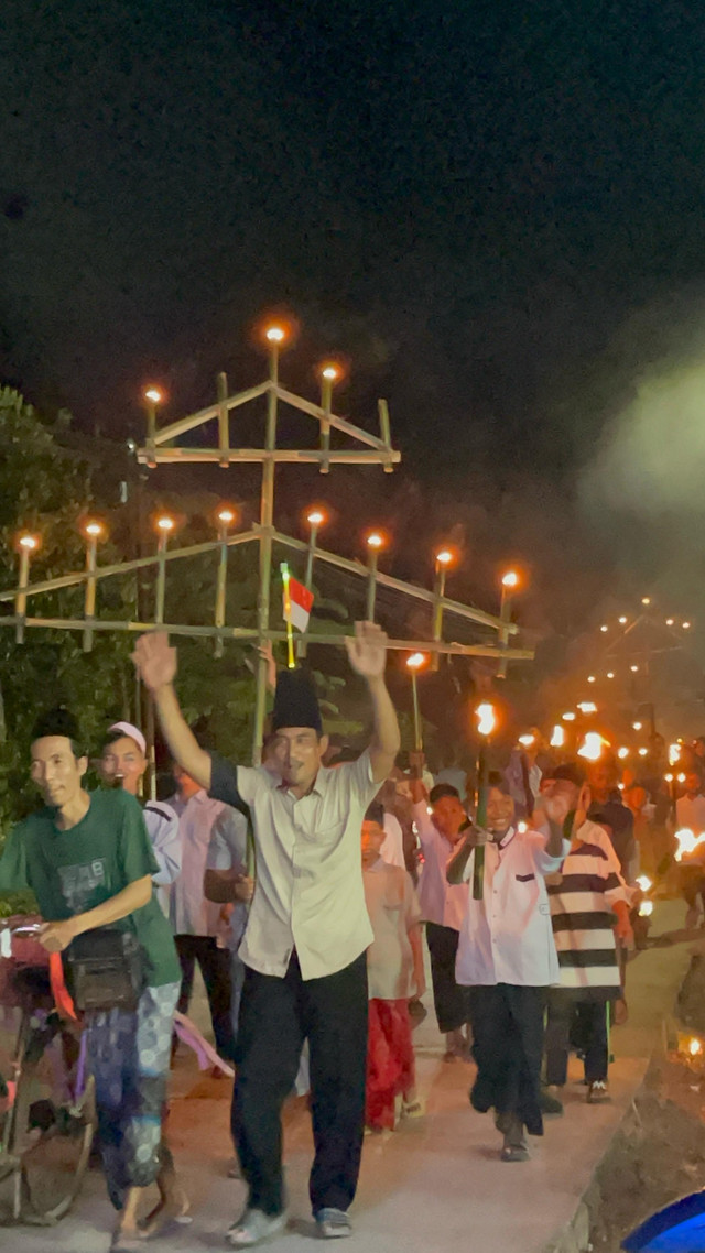 Riuh gemuruh warga merayakan malam takbiran dengan api obor (dokumentasi pribadi penulis)