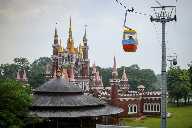 Sejumlah warga berwisata saat libur Lebaran di Taman Mini Indonesia Indah (TMII), Jakarta, Sabtu (5/4/2025). Foto: Jamal Ramadhan/kumparan