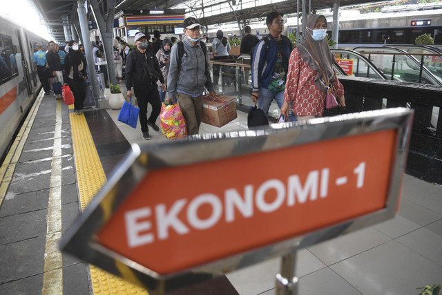 Sejumlah pemudik berjalan setibanya di Stasiun Pasar Senen, Jakarta, Sabtu (5/4/2025). Foto: Akbar Nugroho Gumay/ANTARA FOTO