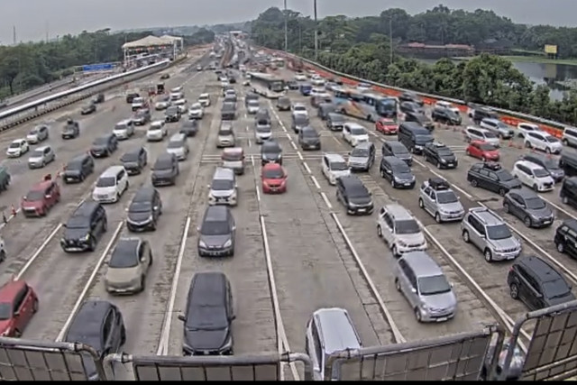 Sejumlah kendaraan melintas masuk saat arus balik di Gerbang Tol Cikampek Utama, Karawang, Jawa Barat, Sabtu (5/4/2025). Foto: Dok. Kementerian PU