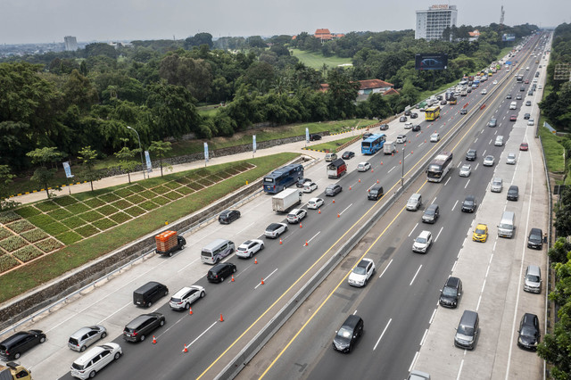 Kendaraan melintas saat penerapan rekayasa lalu lintas lawan arah (contraflow) dua jalur di ruas Jalan Tol Jakarta-Cikampek (Japek), Karawang, Jawa Barat, Sabtu (5/4/2025). Foto: Bayu Pratama S/ANTARA FOTO