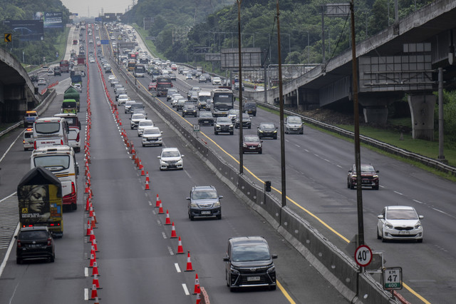 Kendaraan melintas saat penerapan rekayasa lalu lintas lawan arah (contraflow) dua jalur di ruas Jalan Tol Jakarta-Cikampek (Japek), Karawang, Jawa Barat, Sabtu (5/4/2025).  Foto: Bayu Pratama S/ANTARA FOTO