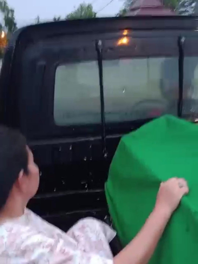 Suasana saat jenazah saat dibawa pulang ke rumah menggunakan mobil pick up. Foto : Potongan video