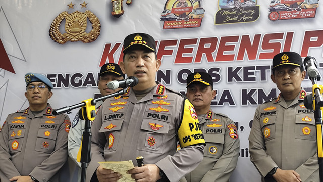 Kapolri Jenderal Listyo Sigit Prabowo di Rest Area KM 456 Tol Semarang-Solo, Jawa Tengah, Sabtu (5/4/2025).
 Foto: Jonathan Devin/kumparan
