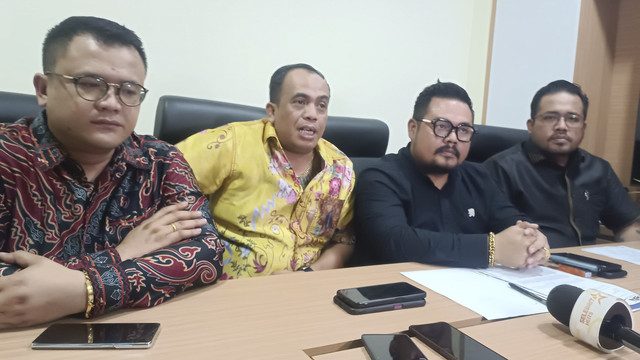 Kuasa Hukum Lisa Mariana, Markus Nababan dengan rekan-rekan dalam konferensi pers di Jaksel, Sabtu (5/4/2025). Foto: Thomas Bosco/kumparan