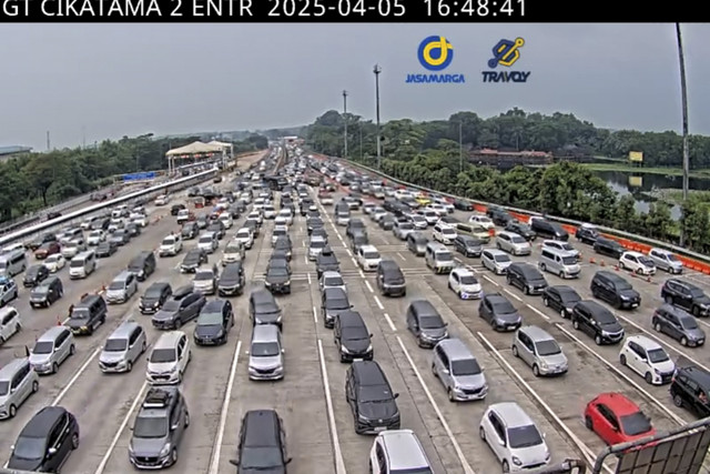 Kemacetan terjadi menjelang Gerbang Tol Cikampek Utama pada Sabtu (5/4/2025) sore. Foto: Dok. CCTV Jasa Marga