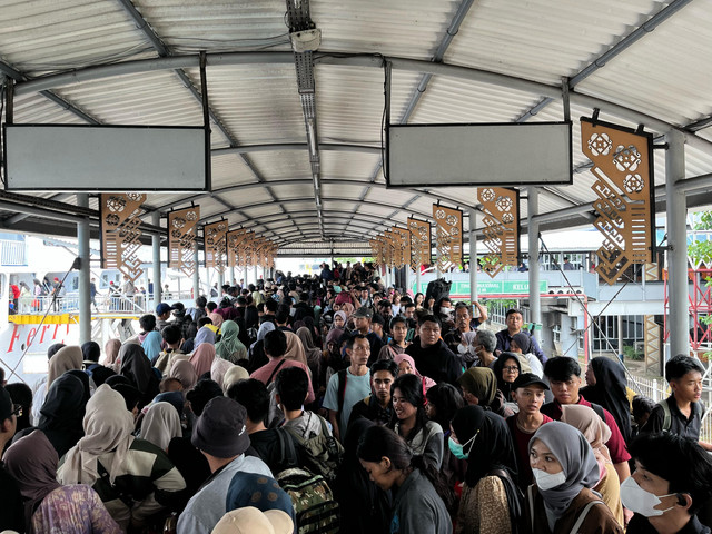 Ribuan pemudik pejalan kaki yang yang akan menaiki kapal dermaga dua pelabuhan Bakauheni | Foto : Eka Febriani / Lampung Geh