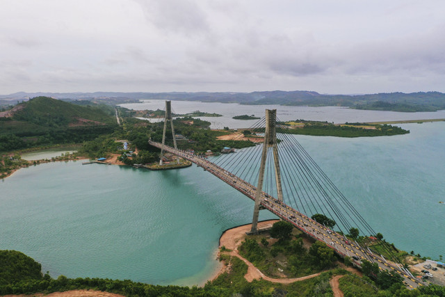 Jembatan Barelang yang menghubungkan Pulau Galang dan Rempang di Batam. Foto: NPCplastik/Shutterstock