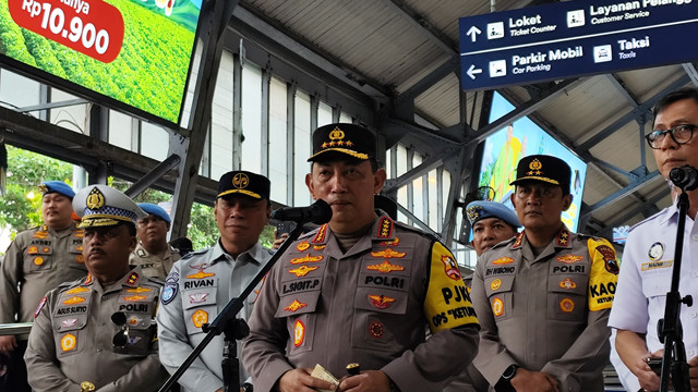 Kapolri Jenderal Listyo Sigit Prabowo di Stasiun Tawang, Semarang, Sabtu (5/4/2025).  Foto: Jonathan Devin/kumparan