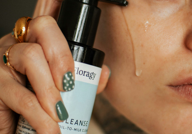 Ilustrasi rekomendasi cleansing oil untuk kulit berminyak - Sumber: unsplash.com/@lanathegraves