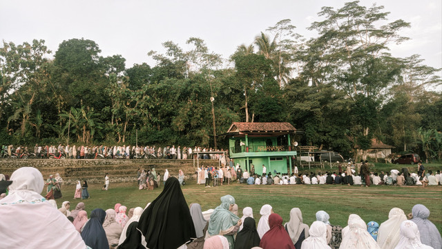 Menjelang waktu salat Idulfitri, jamaah mulai memadati lapangan untuk bersiap melaksanakan ibadah bersama. Suasana penuh kekhusyukan terlihat di tengah lingkungan hijau yang asri, Senin (31/3/2025).