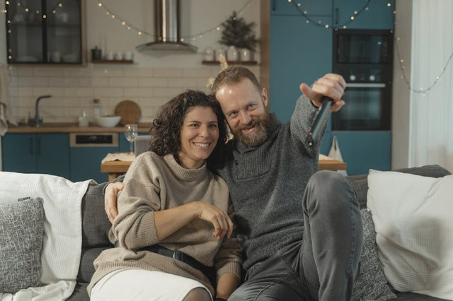 Ilustrasi rekomendasi series romance barat. Foto: Pexels.com/Tima Miroshnichenko