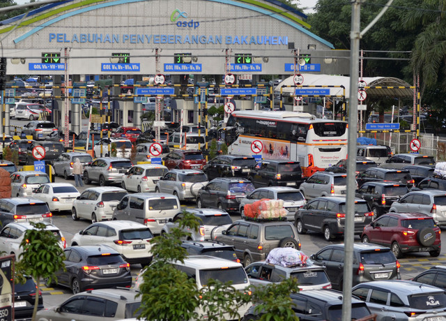Kendaraan antre di pintu masuk Pelabuhan Bakauheni, Lampung Selatan, Lampung, Sabtu (5/4/2025). Foto: Ardiansyah/ANTARA FOTO