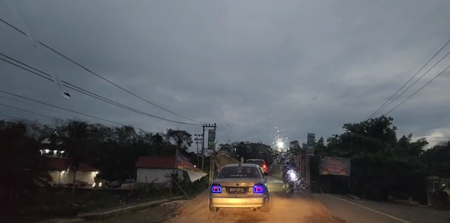 Lokasi kemacetan di jembatan darurat bailey di Desa Sirih Sekapur, Kabupaten Bungo, Jambi, Sabtu (5/4) Foto: Anton William/kumparan