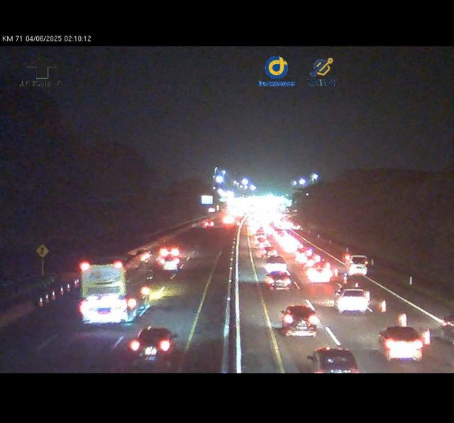 Arus lalu lintas tol Jakarta-Cikampek pada Minggu dini hari Foto: Dok. CCTV Travoy Jasa Marga