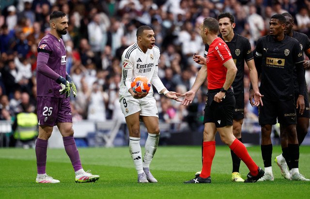Kylian Mbappe protes ke wasit saat laga Real Madrid vs Valencia dalam pekan ke-30 Liga Spanyol 2024/25 di Stadion Santiago Bernabeu, Sabtu (5/4) malam WIB. Foto: REUTERS/Juan Medina