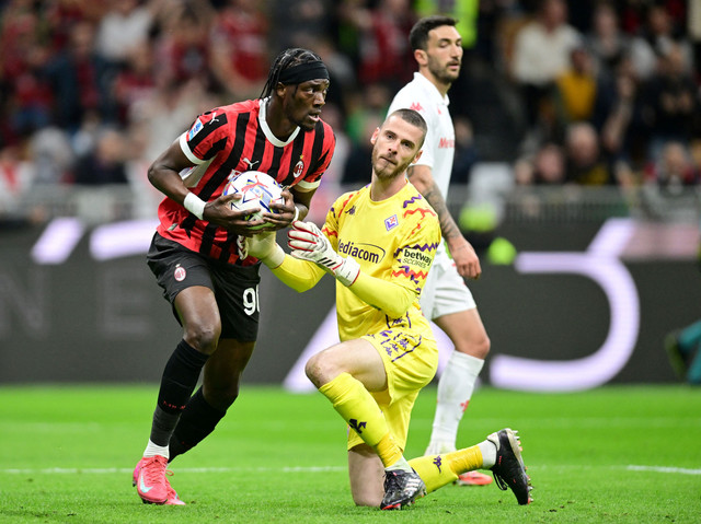 Rafael Leao dan David De Gea saat laga AC Milan vs Fiorentina dalam pekan ke-31 Liga Italia 2024/25 di Stadion San Siro, Minggu (6/4) dini hari WIB. Foto: REUTERS/Daniele Mascolo