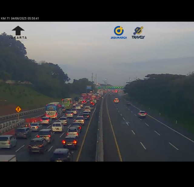 Arus lalu lintas di Tol Trans Jawa Minggu (6/4) Pagi Foto: Dok. CCTV Travoy Jasa Marga