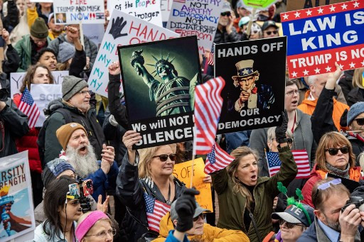 Demonstran di Boston, Massachussets, terkait kebijakan Trump, pada Sabtu (5/4).  Foto: Joseph Prezioso / AFP